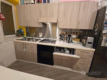 cucina SME con elettrodomestici e penisola