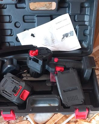 Mini motosega elettrica. 