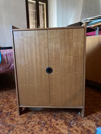 Mobiletto il legno per più usi