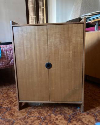Mobiletto il legno per più usi