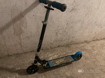 Monopattino, tenuto bene, ruota piccola