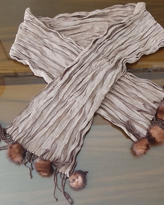 sciarpa in tessuto con inserti in vera volpe 