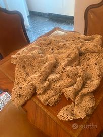 Tappetino da tavolo confezionato all’ uncinetto