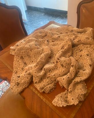 Tappetino da tavolo confezionato all’ uncinetto