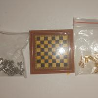 mini scacchiera con pedine 
