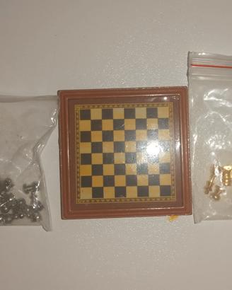 mini scacchiera con pedine 