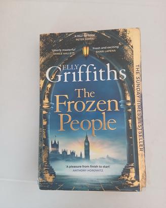 The Frozen People – Elly Griffiths (inglese)