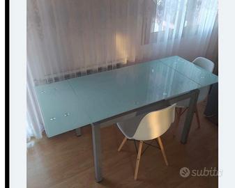 Set due tavoli: uno allungabile in vetro e bianco