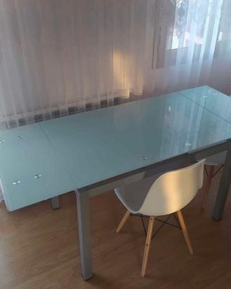 Set due tavoli: uno allungabile in vetro e bianco
