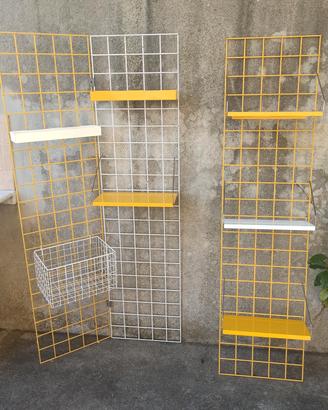 Libreria  "portarobe" eseguita da Robots anni 70