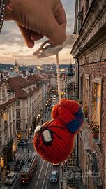 spiderman in crochet con ragnatela nuovo 