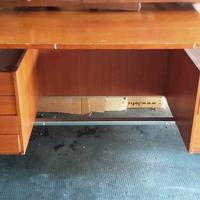 Antica scrivania in legno massello