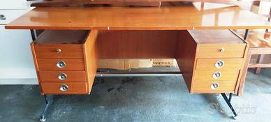 Antica scrivania in legno massello