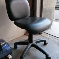 sedia nera in pelle