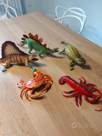 Animali giocattolo dinosauri e granchi in plastica