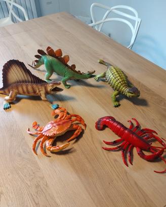 Animali giocattolo dinosauri e granchi in plastica