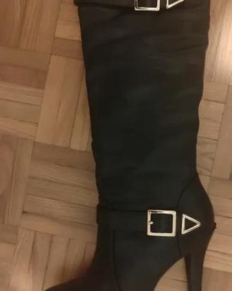 Stivali eleganti con tacco