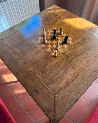 Tavolo con scacchiera