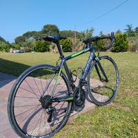 bici da corsa con telaio in carbonio