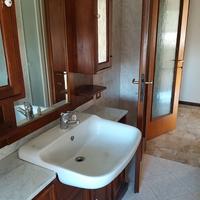 Mobiletto bagno in legno e marmo con specchio