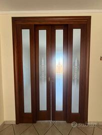 Porta scorrevole in legno con vetro sabbiato