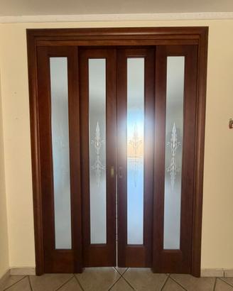 Porta scorrevole in legno con vetro sabbiato