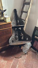 Antica angoliera in legno