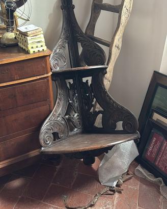 Antica angoliera in legno con decori