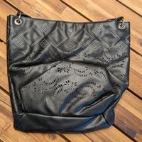 Borsa di pelle con borchie