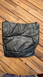 Borsa di pelle con borchie