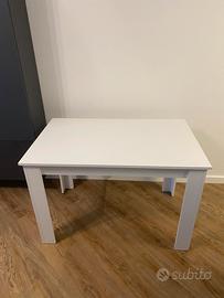 Tavolo bianco da pranzo
