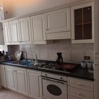 Cucina con tavolo e sedie