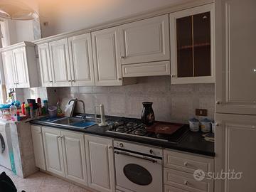 Cucina con tavolo e sedie