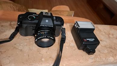 Reflex Pentax P30N con due obiettivi e flash