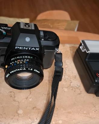 Reflex Pentax P30N con due obiettivi e flash