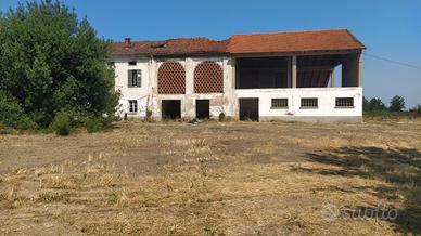Vende privato ampio cascinale