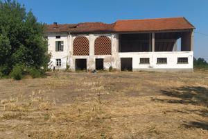 Vende privato ampio cascinale