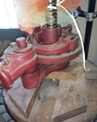Torchio vintage per uva o arredamento