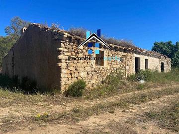 LUOGOSANTO - Antico Stazzo con terreno agricolo di