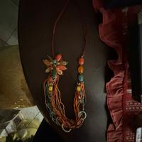 Collana con fili di pietre colorate.