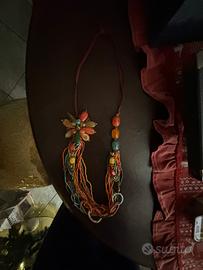 Collana con fili di pietre colorate.