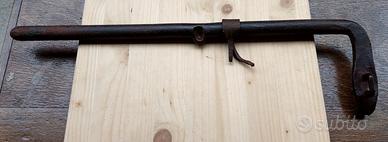 Antico catenaccio in ferro battuto