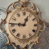 Orologio vintage in legno lavorato.