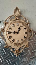 Orologio vintage in legno lavorato.