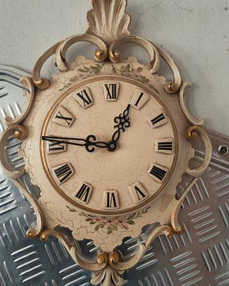Orologio vintage in legno lavorato.