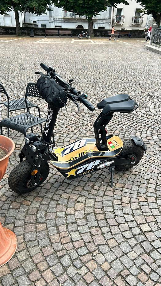 Monopattino elettrico omologato Sports e attrezzatura sportiva