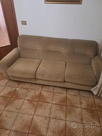 divano piu due poltrone