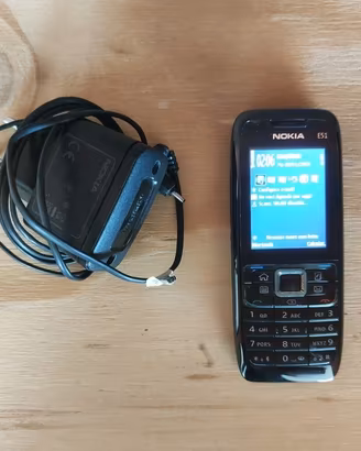 Nokia E51 con Caricabatteria