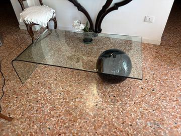 Tavolino in vetro con sfera nera