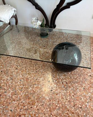 Tavolino in vetro con sfera nera